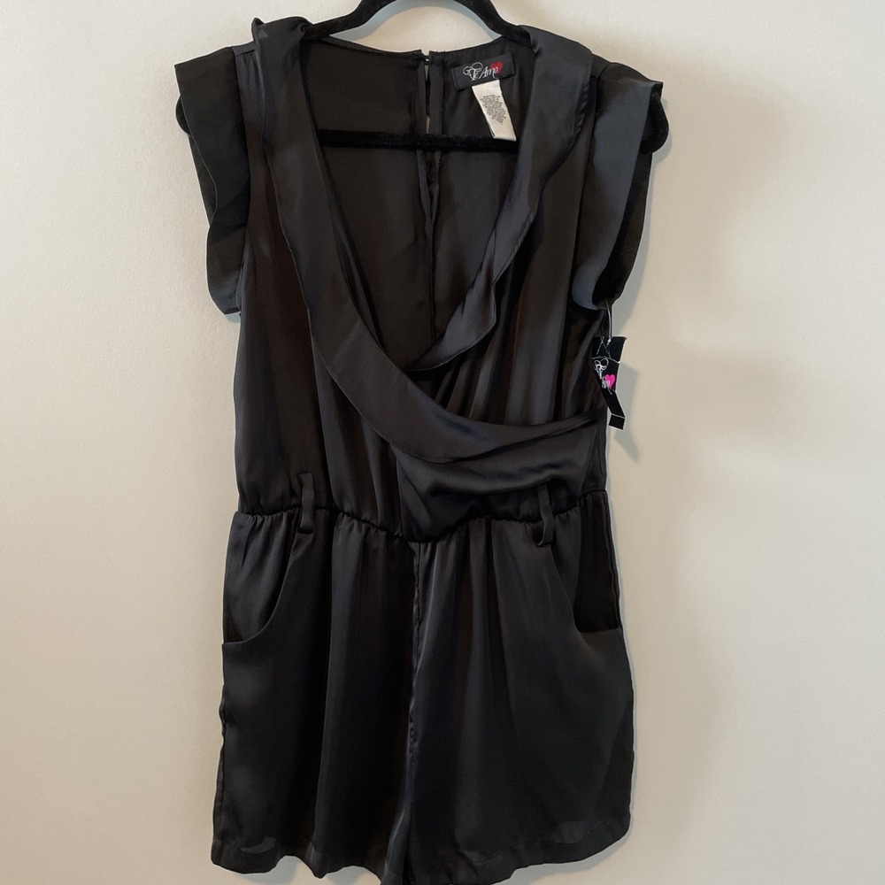 Te Amo Juniors 1 Black Wrap Front Romper‎ Ruffle Sleeve Elastic Waist NWT